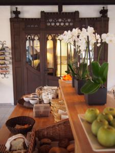 ein langer Holztisch mit Äpfeln und Blumen darauf in der Unterkunft Falderhof in Köln