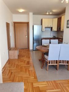 cocina y comedor con suelo de madera en Apartment Lofos, en Trogir