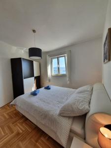 1 dormitorio con 1 cama y 1 sofá en Apartment Lofos, en Trogir