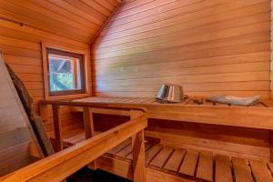 interni in legno di una sauna in una baita di tronchi di Patalaiska Cottages a Ruokolahti