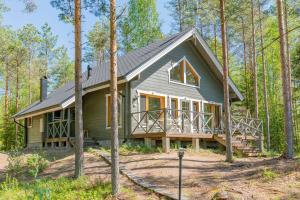 a home in the woods with a gambrel at Patalaiska Cottages in Ruokolahti