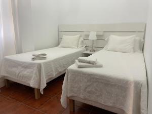 zwei Betten nebeneinander in einem Zimmer in der Unterkunft VV La Escondida in Frontera