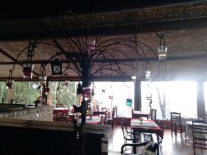 Um restaurante ou outro lugar para comer em Vista Linda Hotel