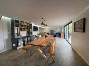 una grande cucina con tavolo in legno in una stanza di Escape to Pringle a Pringle Bay