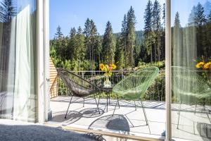 a patio with a table and chairs on a balcony at stuub langenbach in Titisee-Neustadt