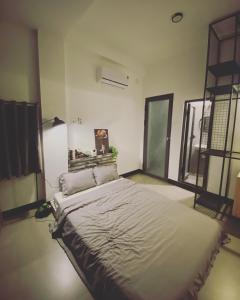 Ein Bett oder Betten in einem Zimmer der Unterkunft LiLy House 2(phòng đơn 1 khách)