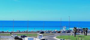widok na plażę i ocean z parkingu w obiekcie Al Curvone Beach w mieście Lido di Ostia