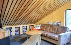 Stunning Home In Erfjord With Wifi في Erfjord: غرفة معيشة مع أريكة وطاولة