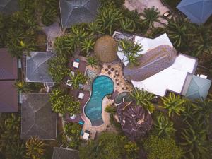 - une vue aérienne sur un complexe avec une piscine dans l'établissement Valmer Resort and Spa, à Baie Lazare
