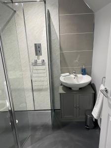 een badkamer met een douche en een wastafel bij 12 North Street in Sandwick