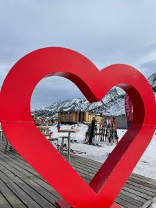 rzeźba czerwonego serca na szczycie domku narciarskiego w obiekcie Grand Hotel Miramonti w mieście Passo del Tonale