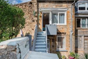 Una casa de ladrillo con escaleras que conducen a una puerta. en L'Alexandrin, en Charleville-Mézières
