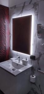 bagno con lavandino e grande specchio di The One Firenze a Firenze