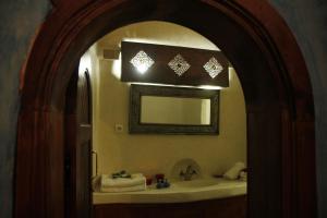 baño con espejo y lavabo en Riad Azenzer en Marrakech