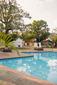 duży basen w parku z drzewami w obiekcie Hotel Faranda Bolivar Cucuta, a member of Radisson Individuals w mieście Cúcuta