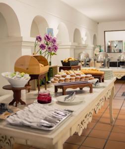 um buffet de comida numa mesa numa cozinha em Hotel Faranda Bolivar Cucuta, a member of Radisson Individuals em Cúcuta