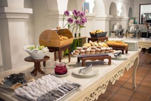 ein Buffet mit verschiedenen Speisen auf dem Tisch in der Unterkunft Hotel Faranda Bolivar Cucuta, a member of Radisson Individuals in Cúcuta