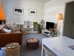 uma sala de estar com um sofá e uma mesa em Here's Lucy em Amesterdão