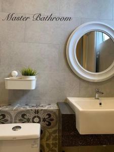 bagno con lavandino e specchio a parete di Tanjung Bungah PEARL HILL42 Homestay a Tanjung Bungah Altre 48 foto