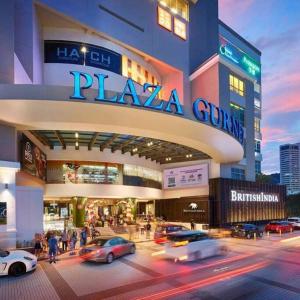 un grande edificio con auto parcheggiate di fronte di Tanjung Bungah PEARL HILL42 Homestay a Tanjung Bungah
