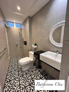 uma casa de banho com um lavatório, um WC e uma banheira em Tanjung Bungah PEARL HILL42 Homestay em Tanjung Bungah