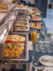 un buffet avec de nombreux types de nourriture différents dans l'établissement Hotel Idila Budva, à Budva