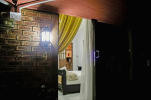 uma vista para um quarto com uma cama e uma janela em Pitikwe Hill Guesthouse em Lobatse