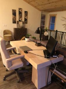 Ärikülastajate ala ja/või konverentsiruum majutusasutuses Serene Rustic Farmhouse Mountain Cottage (Sleeps 4)