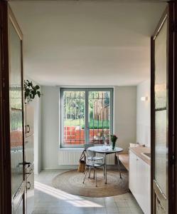 a kitchen with a table and a window at Maison Henri Namur in Namur