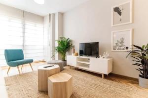 Televízia a/alebo spoločenská miestnosť v ubytovaní BRIGHT FLAT Parking/Wanda Metropolitano/Airport