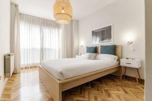 Posteľ alebo postele v izbe v ubytovaní BRIGHT FLAT Parking/Wanda Metropolitano/Airport