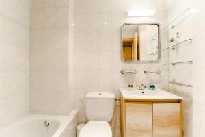 Kúpeľňa v ubytovaní BRIGHT FLAT Parking/Wanda Metropolitano/Airport + 5 fotografií