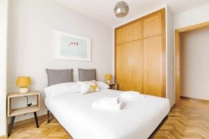 Posteľ alebo postele v izbe v ubytovaní BRIGHT FLAT Parking/Wanda Metropolitano/Airport