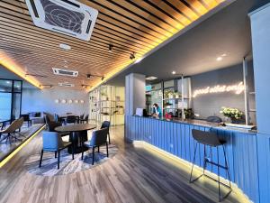 a restaurant with a table and chairs and a bar at KLCC View Grand Studio Suites ceylonz in Kuala Lumpur