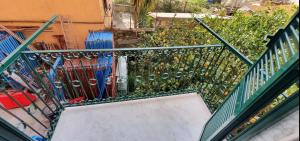 拉斯佩齊亞的住宿－Comfort OneBook - CITRA 011015-LT-2158，阳台设有楼梯、围栏和遮阳伞