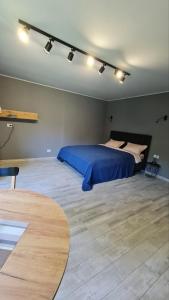 Un pat sau paturi într-o cameră la Panorama Hotel & SPA