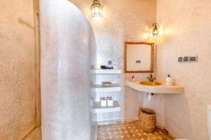 Koupelna v ubytování Riad Kafila + 37 fotografií