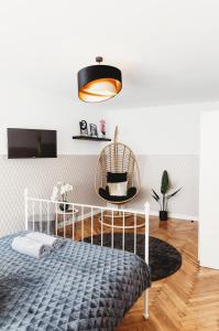- une chambre avec un lit et une lumière naturelle dans l'établissement ClickTheFlat Jasna Palace of Culture Apart Rooms, à Varsovie