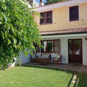 A garden outside Margherita Holiday House