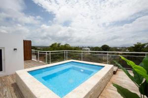 Bazén v ubytování Suites at Grand Laguna Beach by Calisto Stays nebo v jeho okolí