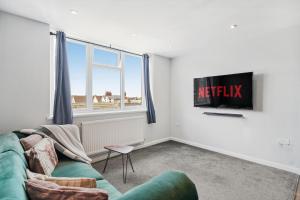 TV a/nebo společenská místnost v ubytování Cosy 2 Bed- Gillingham + 12 fotografií