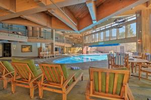 - une piscine avec des chaises et une table dans l'établissement Beaver Run Resort Studio, à Breckenridge