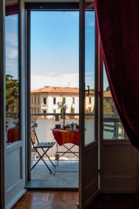 una puerta con mesa y vistas a un balcón en B&B Al Parco Giardini Margherita, en Bolonia