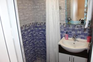 ein Badezimmer mit Waschbecken und Dusche in der Unterkunft Runada B&B in Sisian
