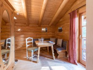 comedor en una cabaña de madera con mesa y sillas en Audorfer Blockhaus, en Oberaudorf