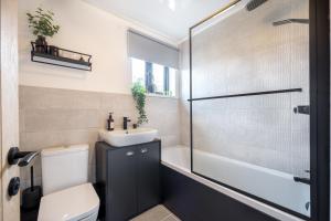 y baño con aseo, lavabo y ducha. en Waterlily Apartment - Beautiful 1-bed with overlooking balcony, en Nottingham