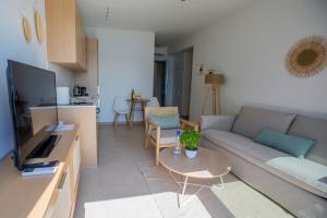 salon z kanapą i stołem w obiekcie Greek Beach House Complex A3 w mieście Nydri
