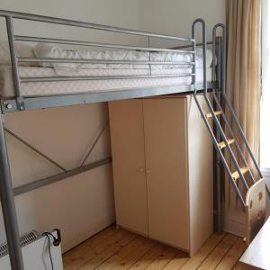 Katil dua tingkat atau katil-katil dua tingkat dalam bilik di Spacious 2-Bed Homely Base by Water of Leith