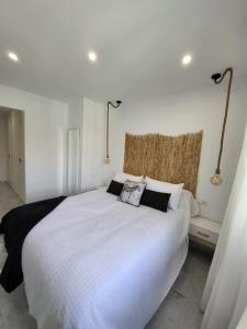 サンルーカル・デ・バラメダにあるTERRAZAS DE DOÑANAのベッドルーム1室(大きな白いベッド1台、枕2つ付)