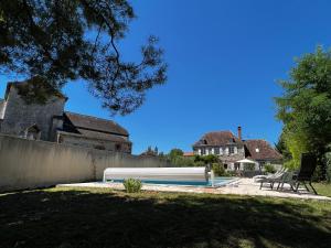 una piscina en un patio junto a una casa en Presbytère de Chauffour-sur-Vell en Chauffour-sur-Vell